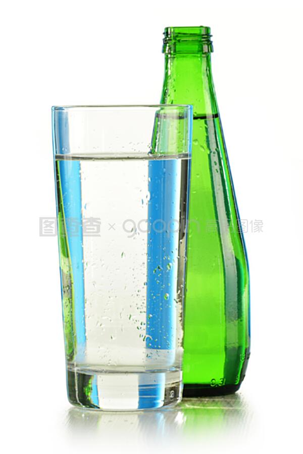 白色矿泉水中的宇宙